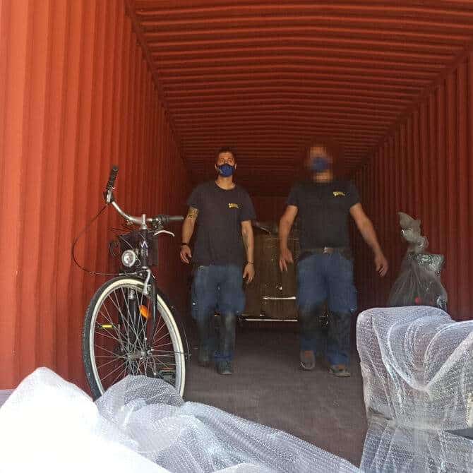 Due uomini carico container