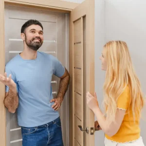 Coppia serena discute apertura ingresso home staging