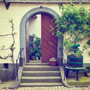 Ingresso casa con scalinata, porta aperta. Curb appeal, home staging esterno.