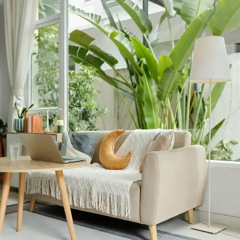 Interno domestico con piante e design biofilico