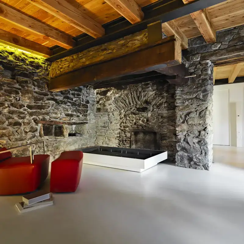 Interno moderno con camino in pietra e design biofilico
