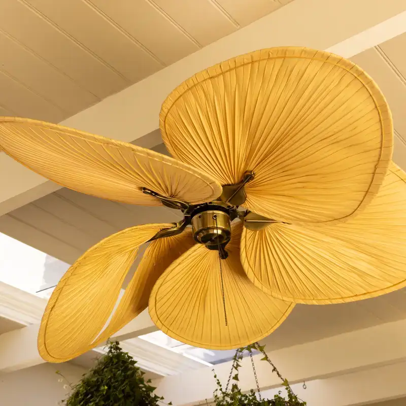 Ventilatore da soffitto in legno per raffrescare casa