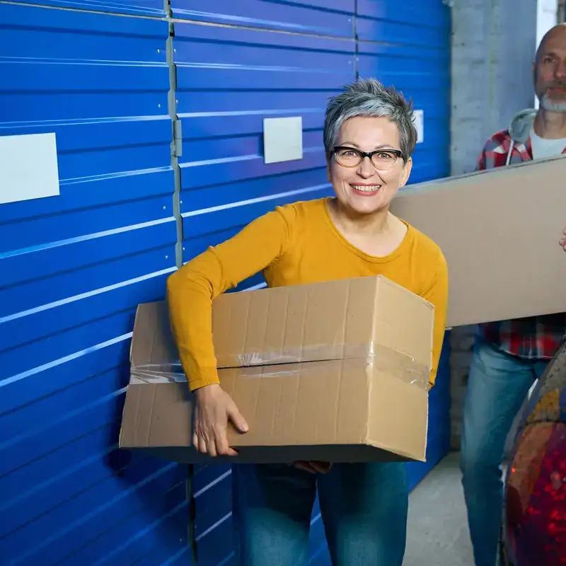 Coppia che sistema scatole nel garage organizzato