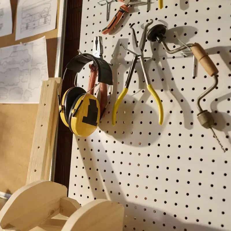 Pannello forato per organizzazione garage con attrezzi