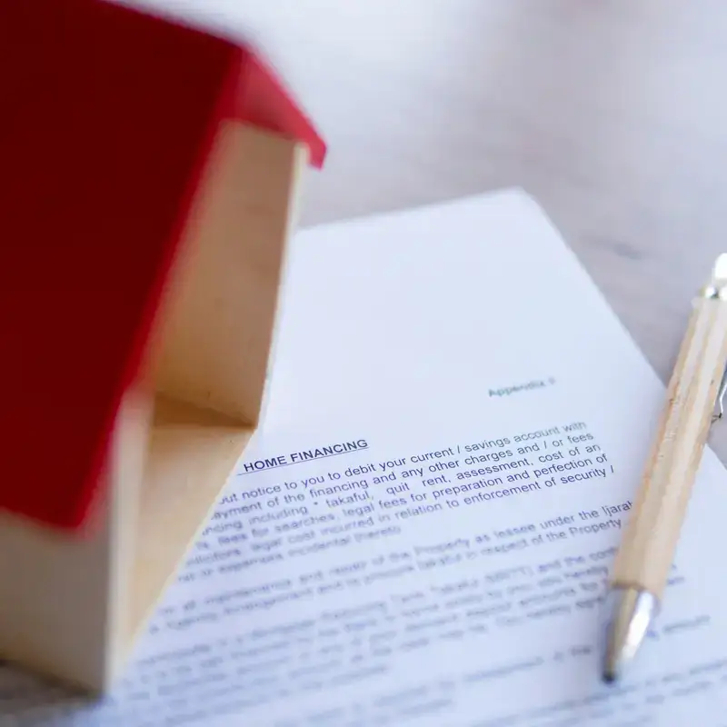 Modello di casa con documenti di finanziamento