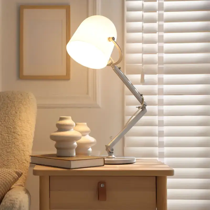 Lampada da tavolo moderna per angolo lettura rilassante