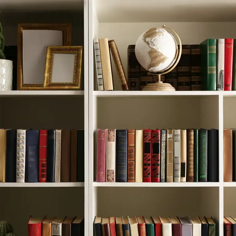 Libreria bianca con libri e decorazioni per angolo lettura