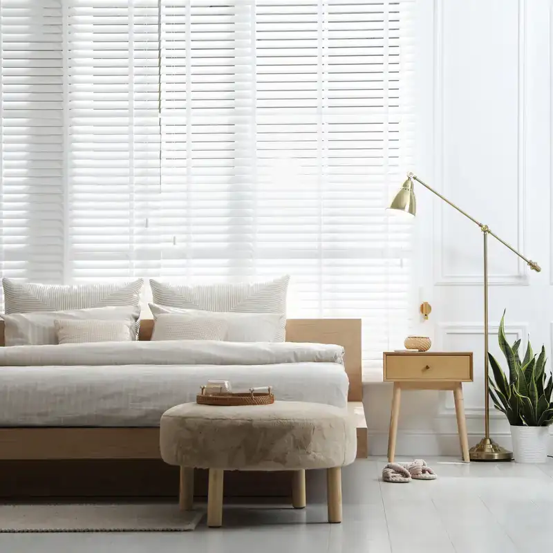 Camera da letto in stile minimalismo caldo con letto e comodino