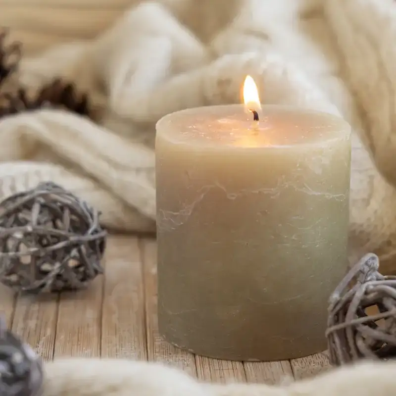 Candela accesa in stile minimalismo caldo