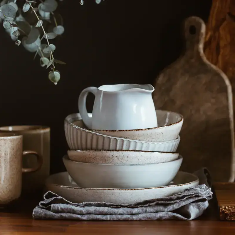Piatto e stoviglie in ceramica per minimalismo caldo