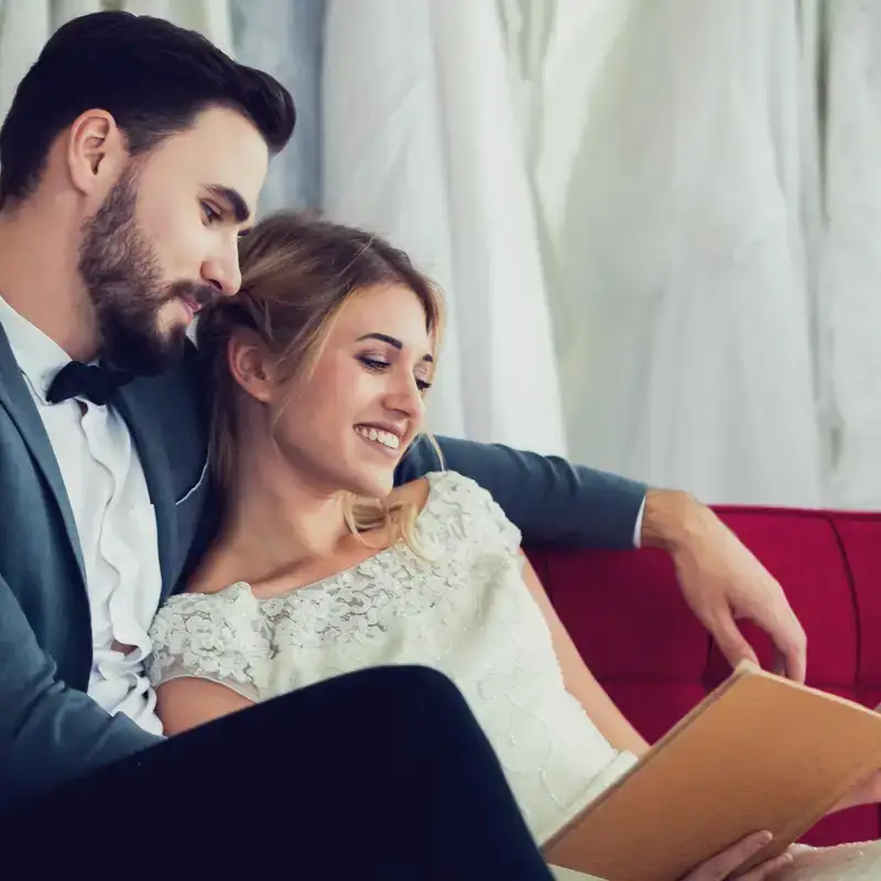 Coppia felice che pianifica il trasloco insieme dopo il matrimonio