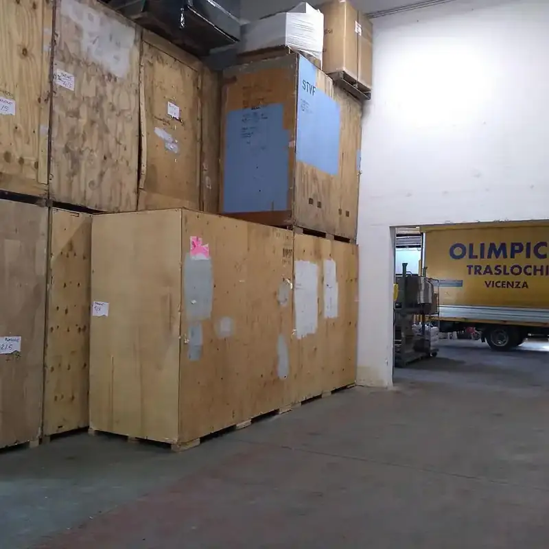 Scatole da trasloco pronte per essere caricate su camion