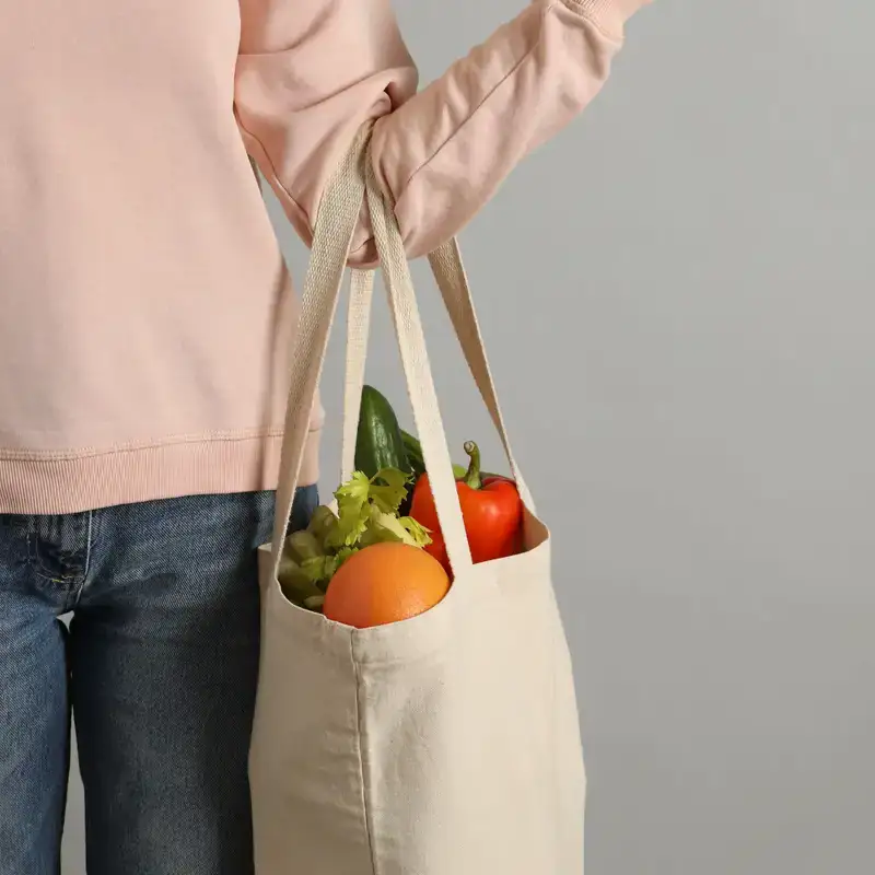 Borsa di tela con verdure, per fare la spesa senza sacchetti usa e getta